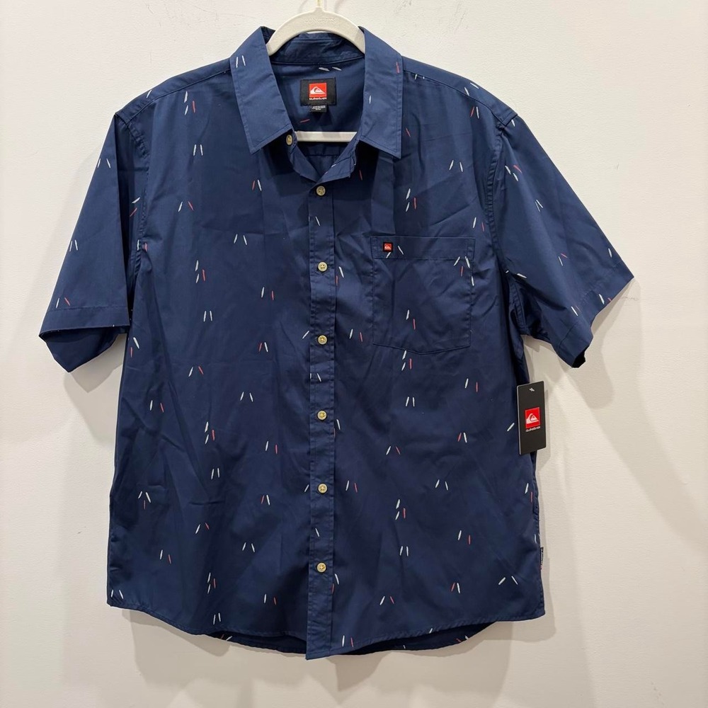 'Quiksilver Men's Short Sleeve Button Up Shirt with small white and red speckle